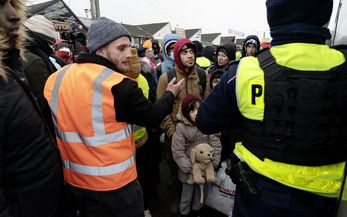 Ankunft der ukrainischen Fluechtlinge an dem polnisch-ukrainischen Grenzuebergang Medyka. Hier werden die Fluechtlinge mit warmen Essen und Kleidung versorgt. Von hier aus werden die Fluechtlinge mit Bussen in Grossstaedte und Sammelunterkuenfte weitergeleitet.