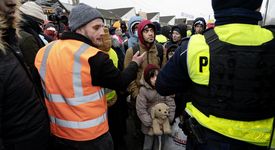 Ankunft der ukrainischen Fluechtlinge an dem polnisch-ukrainischen Grenzuebergang Medyka. Hier werden die Fluechtlinge mit warmen Essen und Kleidung versorgt. Von hier aus werden die Fluechtlinge mit Bussen in Grossstaedte und Sammelunterkuenfte weitergeleitet.