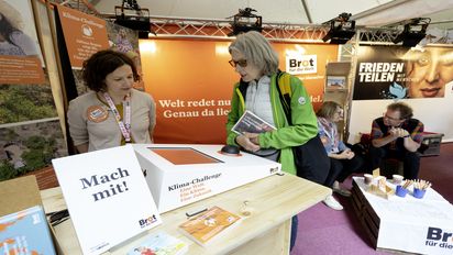 Die Hilforganisation "Brot fuer die Welt" auf dem 102. Deutschen Katholikentag in Stuttgart. Besucher bei der Klima-Challenge
