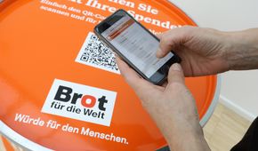 Neue Wege zum Spenden: Brot für die Welt bietet Kirchengemeinden eine Spendentonne an. Diese ist oben mit einem QR-Code bedruckt, über den man direkt mit dem Smartphone online eine Spende abgeben kann.