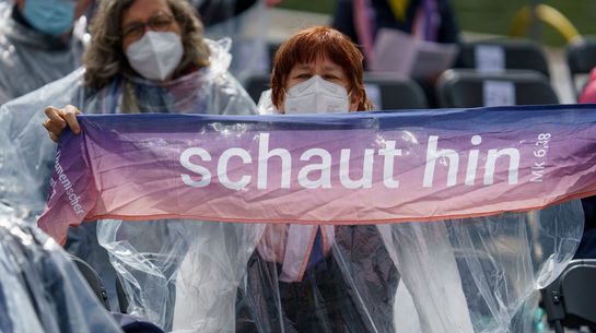 beim Schlussgottesdienst des 3. Ökumenischen Kirchentags in Frankfurt