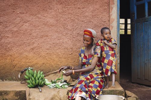 Claudine Hashazinyange vor ihrem Haus. Claudine Hashazinyange vor ihrem Haus.