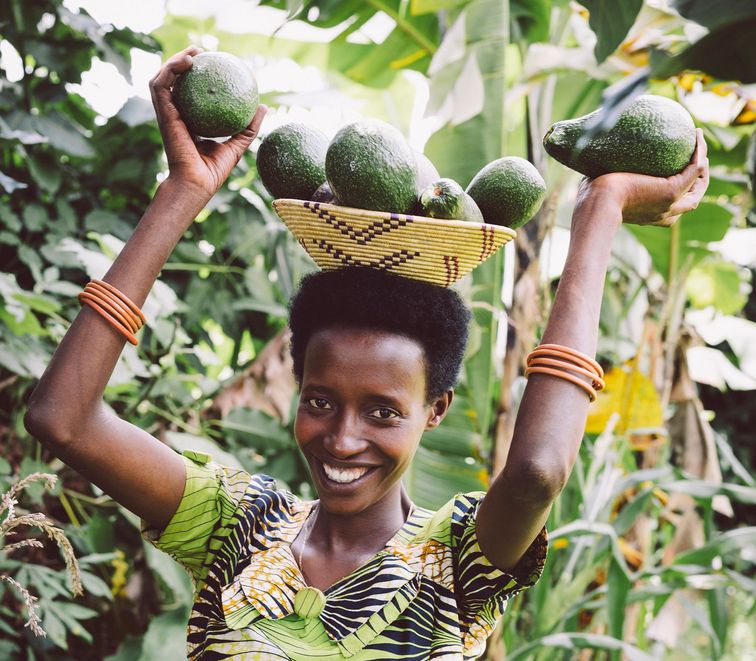 Kleinbäuerin Claudine Hashazinyange mit Avocados vom Baum ihres Schwiegervaters.