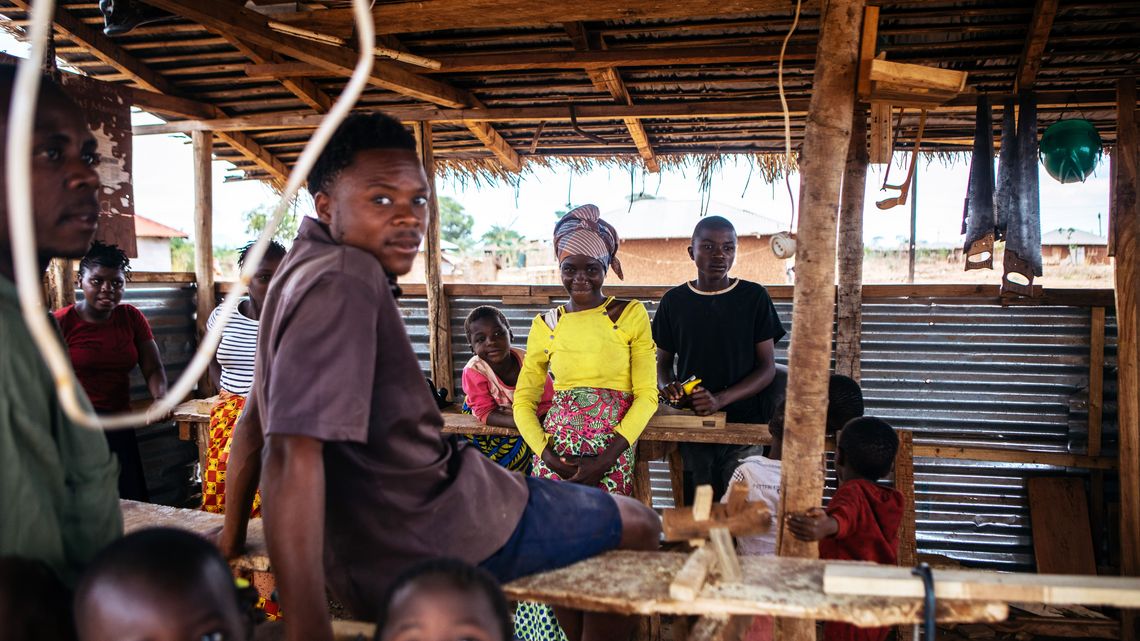 Die 26-jährige Reze Albino, eine Auszubildende zur Tischlerin, in der Werkstatt von Issa Saide in der Provinz Nampula im Norden Mosambiks am 6. Oktober 2025. Projektpartner: CEDES