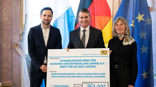 Staatsminister Eric Beißwenger bei der Übergabe des Schecks