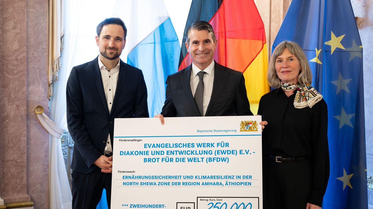 Staatsminister Eric Beißwenger bei der Übergabe des Schecks