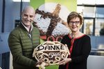 Pressefoto DEU, Deutschland, Berlin,16.11.2016: Der deutsche Schauspieler Simon Licht, Botschafter des deutschen Brotes 2016 und Pfarrerin Dr. h. c. Cornelia Fuelkrug-Weitzel, Praesidentin von Brot für die Welt - Evangelischer Entwicklungsdienst im EWDE und Präsidentin der Diakonie Katastrophenhilfe halten Brot und Plakate zu der Aktion „5.000 Brote – Konfis backen Brot für die Welt“(Hermann Bredehorst/Brot fuer die Welt,)