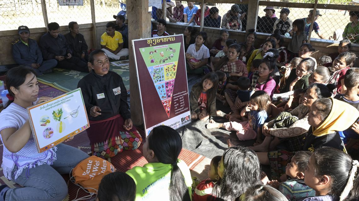 LAOS, Provinz Salavan, ACD Projekt, Dorf Pasing, Frau Enang Khaikeo "Me Noy" gibt einen workshop zum Thema gesunde Ernährung, hier zusammen mit ACD Projektmanagerin Chanmany Tandeng