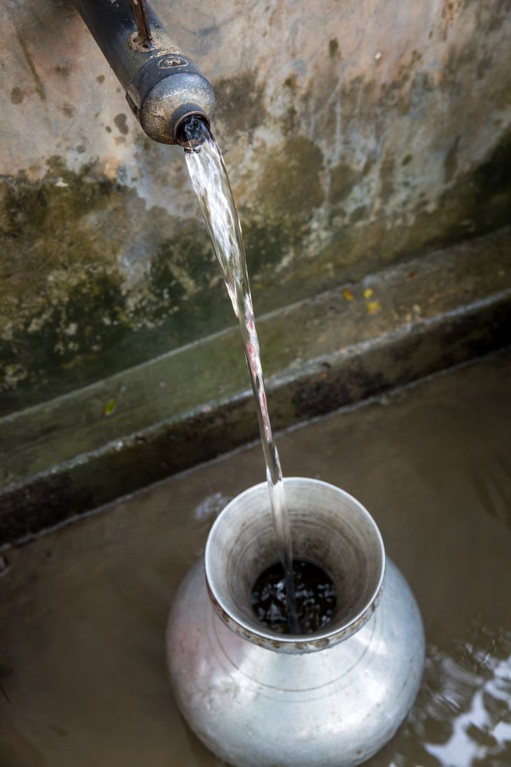 Frauen aus der Umgebung vom CCDB Brunnen in der Nähe von Shyamnagar, wo das Wasser mit Sandfilterung aufbereitet wird, füllen ihre Wasserkrüge und haben oft weite Wege zu ihren Haeusern zurückzulegen. Die Menschen in den kleinen Siedlungen an den Flüssen in der Nähe von Shyamnagar in Süd Bangladesch, spüren deutlich den Klimawandel. Der Meeresspiegel steigt und Dämme werden zerstört. Dadurch werden Felder und die wichtigen Süßwasserteiche überflutet und versalzen. CCDB Bangladesch arbeitet an Süßwassergewinnungs-Projekten und sorgt dafür, dass die Menschen nach und nach sauberes Trinkwasser erhalten.