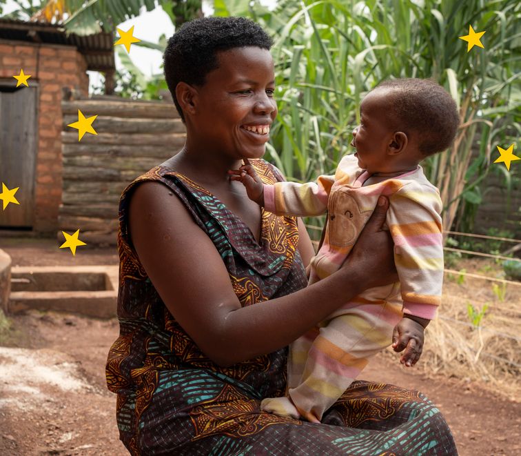 Joy Kamusiime spielt mit ihrem Sohn in Kikunda im Distrikt Rwampara © Siegfried Modola/Brot für die Welt
