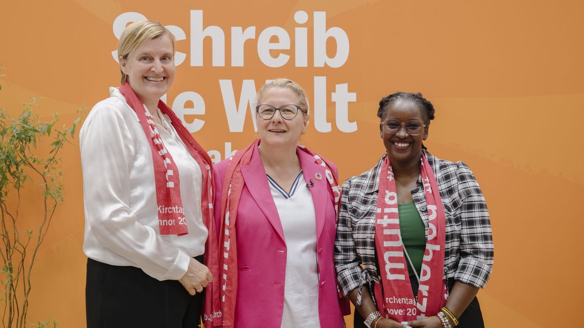 Entwicklungsministerin Svenja Schulze, Brot für die Welt-Präsidentin Dagmar Pruin und Klimaaktivistin Hamira Kobusingye