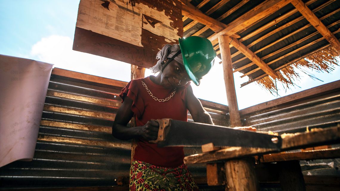 Die 26-jährige Reze Albino, eine Auszubildende zur Tischlerin, schneidet am 9. Oktober 2025 im Flüchtlingscamp Corrane in der Provinz Nampula im Norden Mosambiks Teile für einen Kleiderständer zu.Projektpartner: CEDES