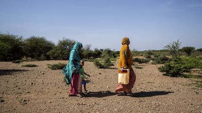 Marysam Haji bring mit ihrer Nachbarin Sahra und Sohn Wasser
