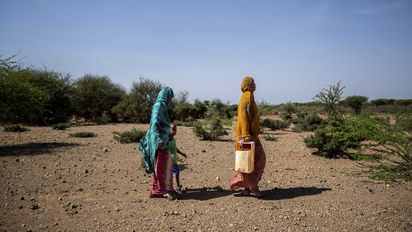 Marysam Haji bring mit ihrer Nachbarin Sahra und Sohn Wasser