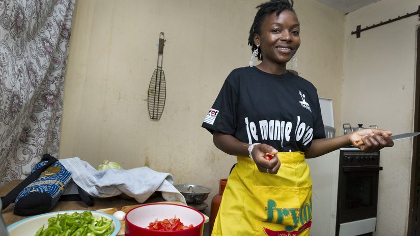 Ausland, Afrika, Westafrika, Togo, Ressourcen, Ernährung, Ernährungssicherheit, Nahrung, Lebensmittel, Nahrungsmittel, Grundnahrungsmittel, Roherzeugnis, Verbraucher, Konsument, Frau, Koch, Küche, Zubereiten, Vorbereiten, Kochen, Kochgeschirr, Kochutensilien, Herd, Kochherd, Frau