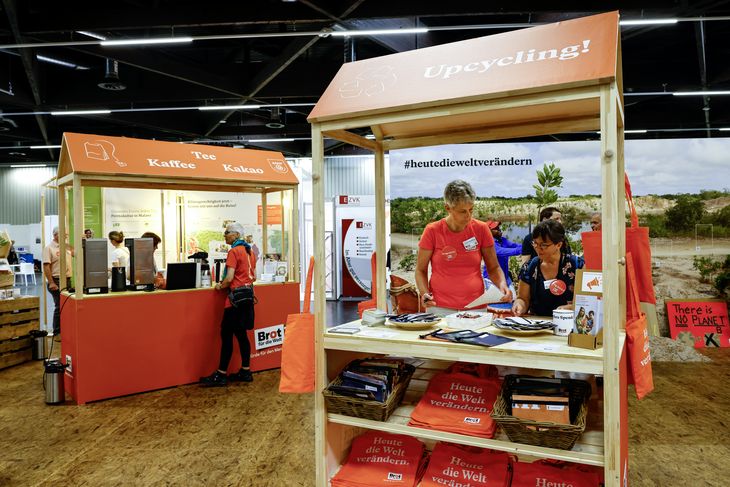 Messestand von Brot für die Welt und Missio auf dem Messegelände, beim Kirchentag 2023 in Nürnberg.