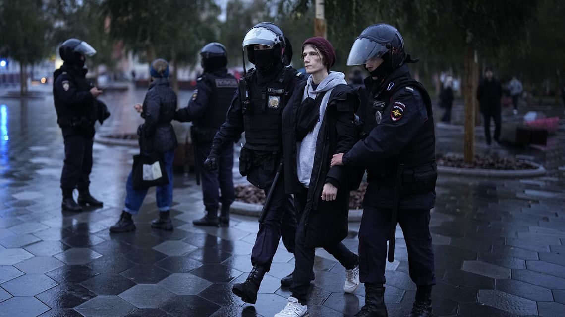 Polizist nimmt Mann bei Demonstration gegen Mobilisierung fest