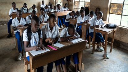 Klassenraum der Secondary School des Instituts Namurhera, DR Kongo