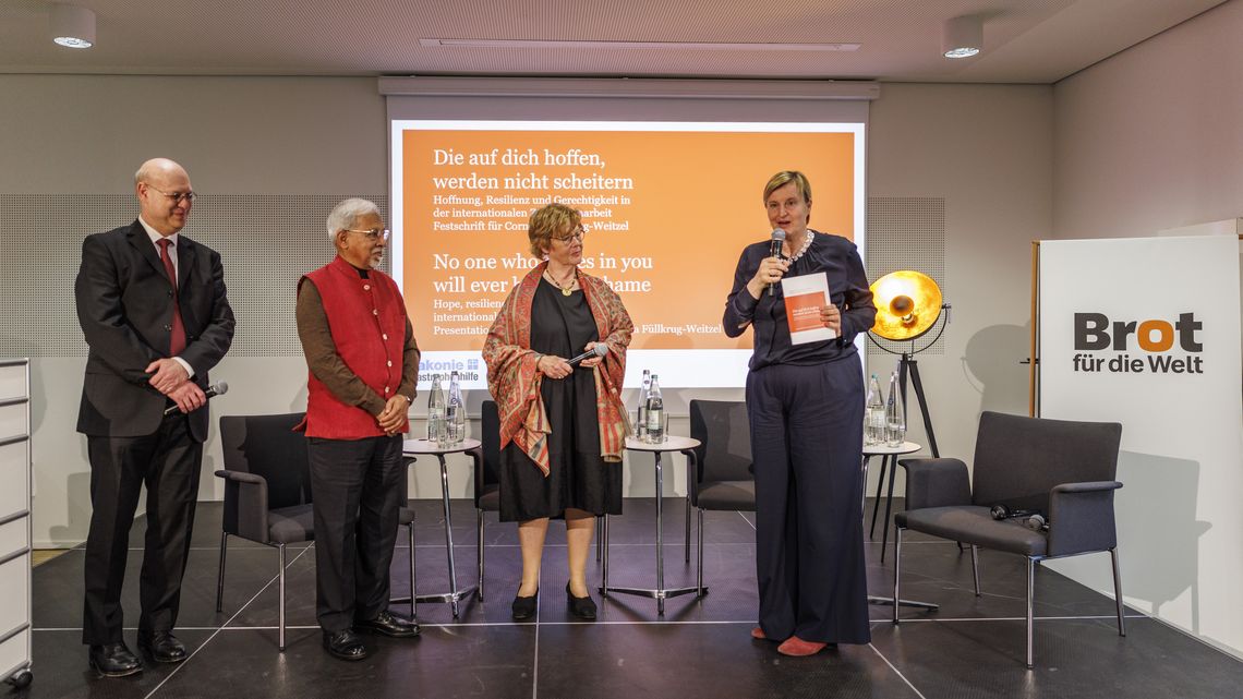 Übergabe der Festschrift