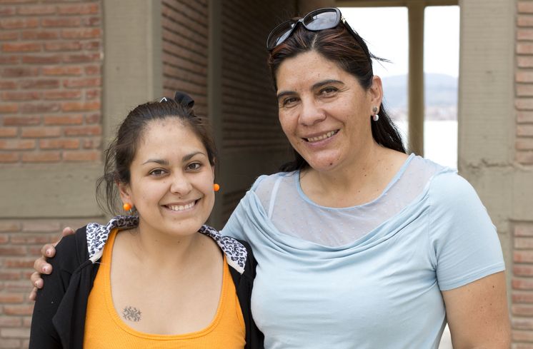 CJA-Mitarbeiterinnen Lourdes Prieto (rechts) und Lourdes Lara umarmen sich.