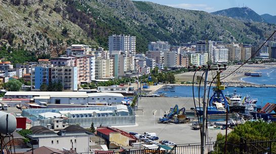 Der albanische Hafen Shëngjin mit dem italienischen Internierungslager für Migrant*innen
