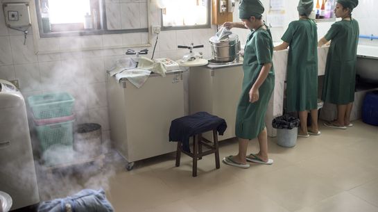 Krankenschwestern sterilisieren Instrumente in der Wesley Clinic in Kalay, Myanmar