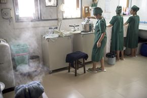 Krankenschwestern sterilisieren Instrumente in der Wesley Clinic in Kalay, Myanmar