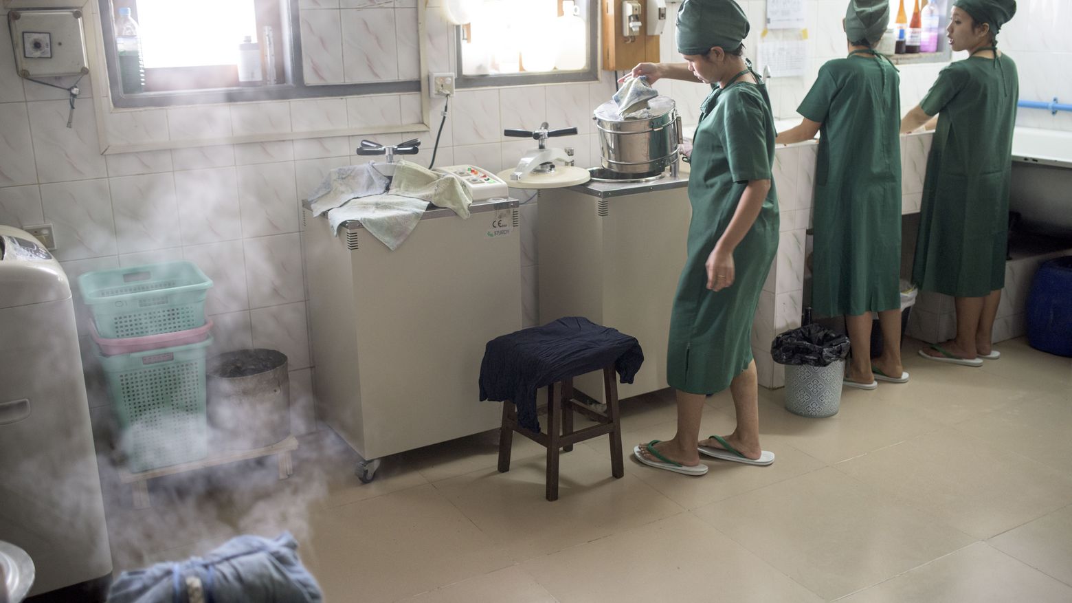 Krankenschwestern sterilisieren Instrumente in der Wesley Clinic in Kalay, Myanmar