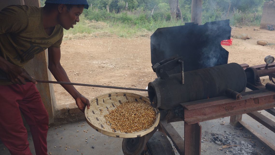 Popcorn aus Kessel holen