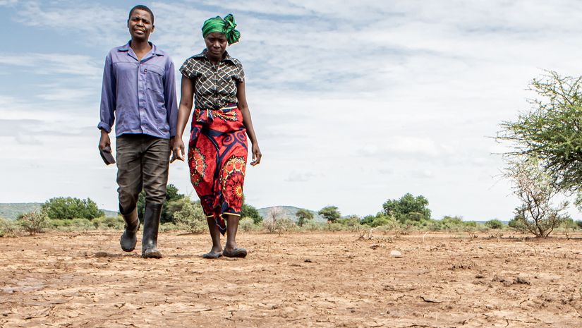 Kuda Gudyanga und seine Frau NoMatter laufen über ein ausgetrocknetes Feld