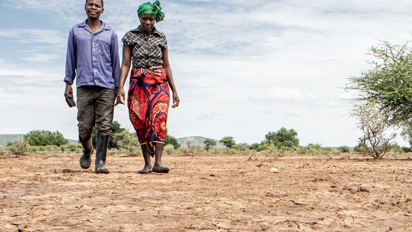 Kuda Gudyanga (46) und seine Frau NoMatter (39) in Nyanyadzi, Chimanimani an der Ostgrenze Simbabwes. Die Region hat eine schwere Dürre erlebt und ist vom Klimawandel stark betroffen. Dadurch sind die Kleinbauern von großen Verlusten bei der Ernte und dem Viehbestand bedroht.Projektpartner: Towards Sustainable Use of Resources Organisation (TSURO)