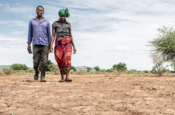 Dürre in Chimanimani Kuda Gudyanga (46) und seine Frau NoMatter (39) in Nyanyadzi, Chimanimani an der Ostgrenze Simbabwes. Die Region hat eine schwere Dürre erlebt und ist vom Klimawandel stark betroffen. Dadurch sind die Kleinbauern von großen Verlusten bei der Ernte und dem Viehbestand bedroht.Projektpartner: Towards Sustainable Use of Resources Organisation (TSURO)