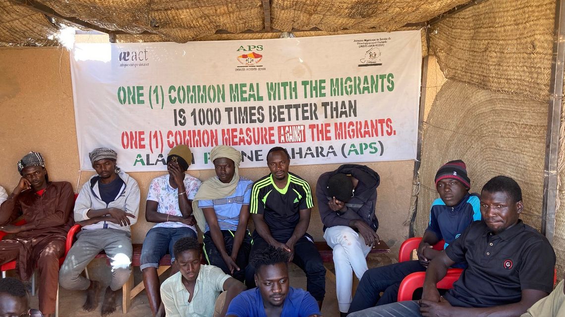 Migranten zu Gast bei der "cuisine collective" von Alarm Phone Sahara (APS).