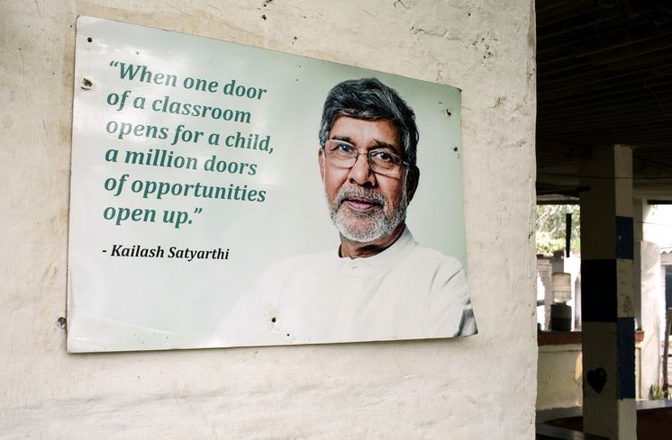 Organisation BBA (Bachpan Bachao Andolan) in Delhi, Indien | Mukti Ashram im Stadtteil Ibrahimpur in Nord-Delhi | Tafel mit Bild und Spruch des Organisationsgruenders Kailash Sathyarti