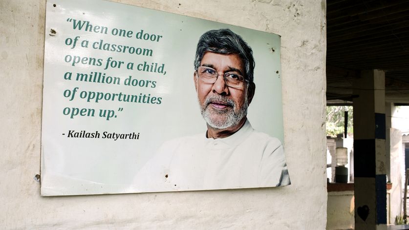Organisation BBA (Bachpan Bachao Andolan) in Delhi, Indien | Mukti Ashram im Stadtteil Ibrahimpur in Nord-Delhi | Tafel mit Bild und Spruch des Organisationsgruenders Kailash Sathyarti