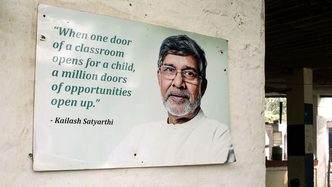 Organisation BBA (Bachpan Bachao Andolan) in Delhi, Indien | Mukti Ashram im Stadtteil Ibrahimpur in Nord-Delhi | Tafel mit Bild und Spruch des Organisationsgruenders Kailash Sathyarti