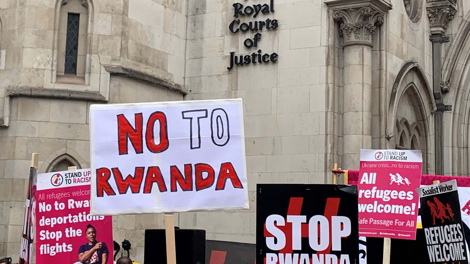 Demonstration gegen den UK-Ruanda-Deal vor dem Gerichtshof in London