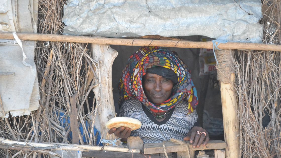 Asiya hat das erste Afar-Geschäft eröffnet. Dort gibt es Brot und Kaffee zu kaufen.