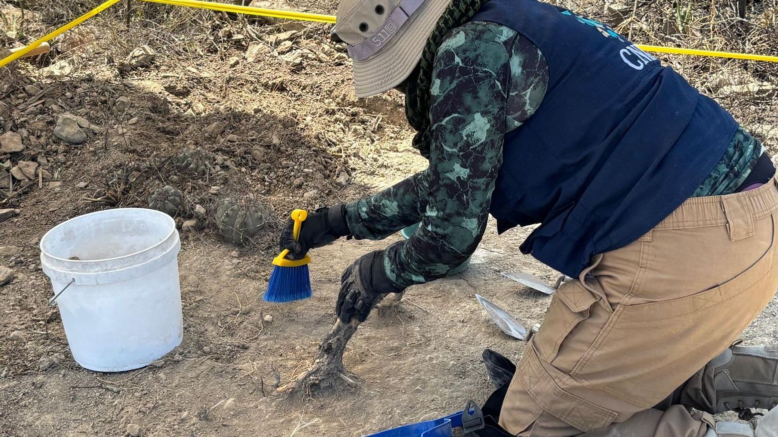 Eine forensische Anthropologin des CRIH sucht in Coahuila nach menschlichen Überresten.