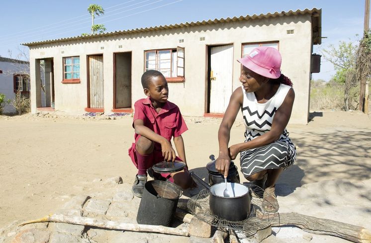 Milton Chibanda (10) mit seiner Mutter Edna Mudiwakure. Der Vater hat die Familie verlassen, als Milton taubstumm geboren wurde.Milton ist taubstumm. Seit er auf die Schule von Jairos Jiri geht, macht er große Forschritte. Außerdem bringt man ihm hier die Zeichensprache bei. Damit kann er sich nun mit seiner Mutter, aber auch den Nachbarn unterhalten.Im Osten Simbabwes (Provinz Mashonaland East, Distrikt Mudzi) liegt die Nyamuwanga Primary School. Hier lernen behinderte und nichtbehinderte Kinder gemeinsam.Die Nichtregierungsorganisation "Jairos Jiri Association" engagiert sich in Simbabwe für Menschen mit Behinderungen. Sie betreibt diverse Schulen auf dem Land und in der Hauptstadt Harare, um Kindern und Jugendlichen mit Behinderung Zugang zu Bildung zu ermöglichen. Foto: Helge Bendlwww.helgebendl.comAlle Rechte vorbehalten / All rights reserved.