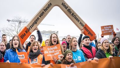 Aktion Bumerang von Brot für die Welt vor dem Paul-Löbe-Haus am 10.11.2025 in Berlin.Foto: Stefanie Loos/Brot für die Welt