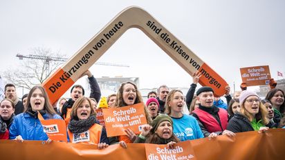 Aktion Bumerang von Brot für die Welt vor dem Paul-Löbe-Haus am 10.11.2025 in Berlin.Foto: Stefanie Loos/Brot für die Welt