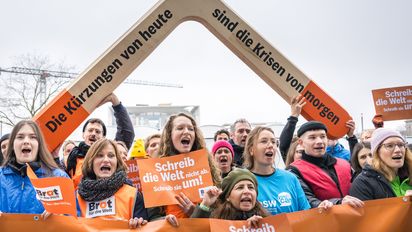 Aktion Bumerang von Brot für die Welt vor dem Paul-Löbe-Haus am 10.11.2025 in Berlin.Foto: Stefanie Loos/Brot für die Welt