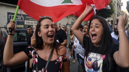 epa10053817 Lebanese protesters shout slogans during a protest against the power and water shortage, the high cost of living and the low purchasing power of the Lebanese pound, in front of the Lebanese electricity company building in Beirut, Lebanon, 05 July 2022. Lebanon has been struggling with compounded crises for nearly two years, including the economic and financial crisis, the covid-19 pandemic and the explosion of the Beirut port. The World Bank says the economic crisis in the country is possibly among top three most severe crises episodes globally since the mid-nineteenth century. Photo: picture alliance/EPA/WAEL HAMZEH