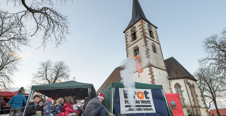 Mini-Dampfeisenbahn mit Kindern fährt am Brot für die Welt Stand vorbei