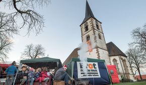 Mini-Dampfeisenbahn fuer die Kinder - Seit 30 Jahren organisieren Fritz Peter und seine Frau Elisabeth einen Weihnachtsmarkt der Evangelischen Kirche in Friedelsheim (bei Bad Duerkheim) in der Pfalz, am 06.12.15 zu Gunsten von "Brot fuer die Welt". Nun haben sie die Organisation an Ulrich Heindl uebergeben. Foto: Thomas Lohnes / Brot fuer die Welt