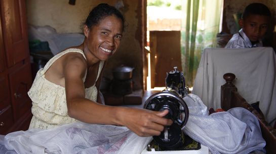 Louisette Fanjamalala, Madagascar, bei der Arbeit in ihrer Wohnstätte.