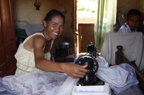 Louisette Fanjamalala, Madagascar, bei der Arbeit in ihrer Wohnstätte.
