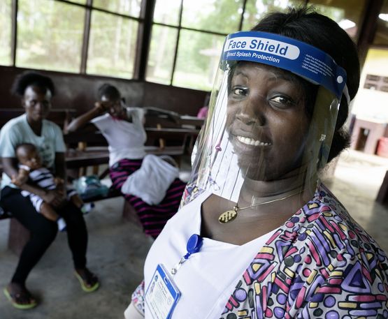 Krankenschwester der Mutter-Kind-Station mit Schutzschuld vor dem Gesicht, zur  Zeit der Corona Pandemie