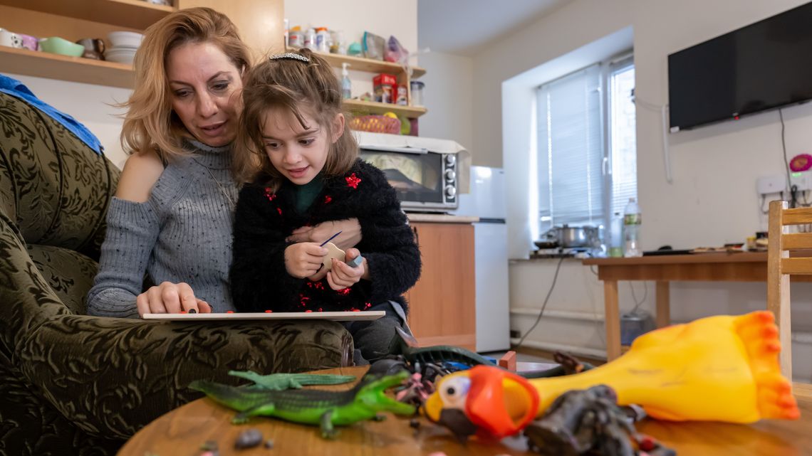 Nelly Harutunyan liest ihrer Tochter Milena aus einem Buch vor